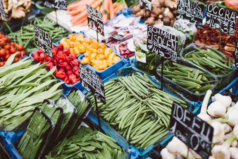 Marktstand mit viel Gemüse.