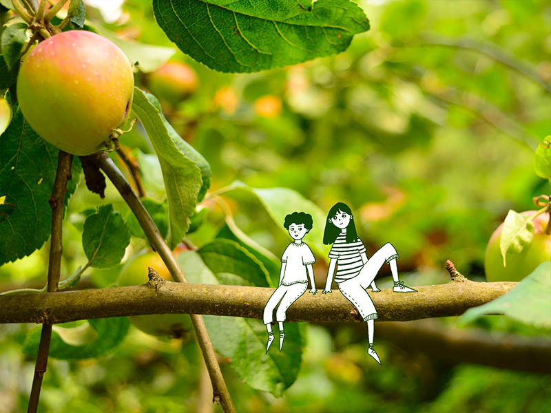 Zwei gemalte Personen sitzen auf einem Apfelbaumast.
