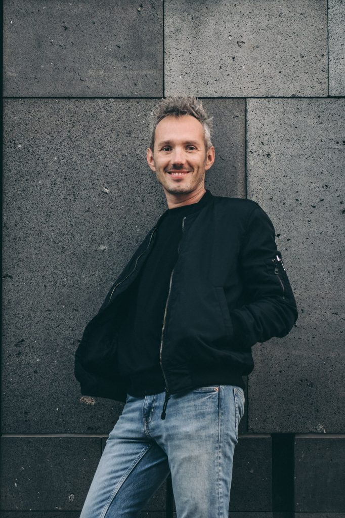 Stefan Fürtbauer vor einer grauen Wand.