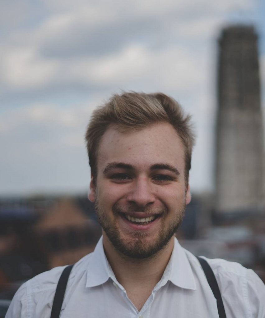 Lukas Burnar, Kopf vor Hintergrund