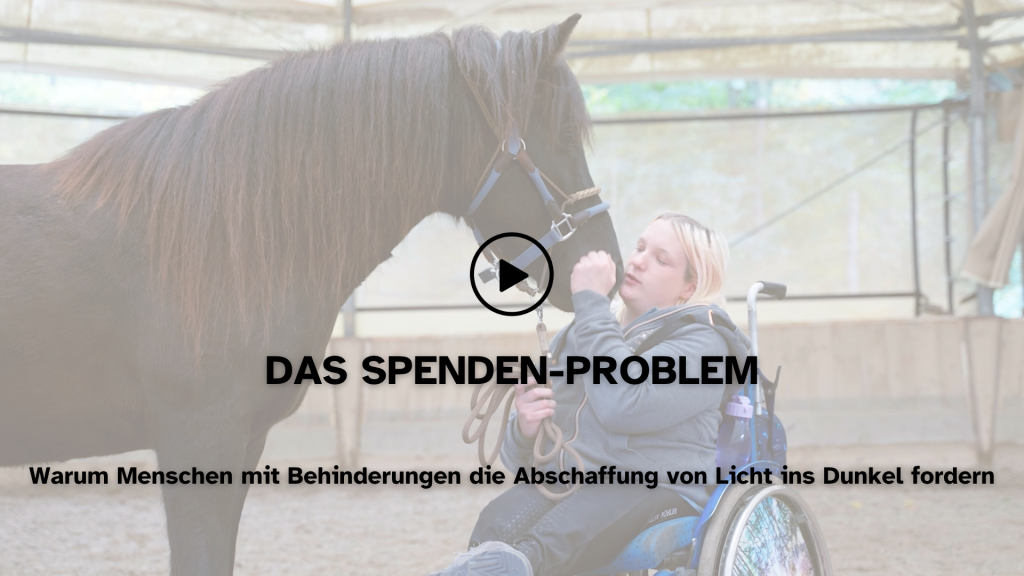 Jugendliche im Rollstuhl mit ihrem Pferd. Davor der Text "Das Spendenproblem. Warum Menschen mit Behinderungen die Abschaffung von Licht ins Dunkel fordern."