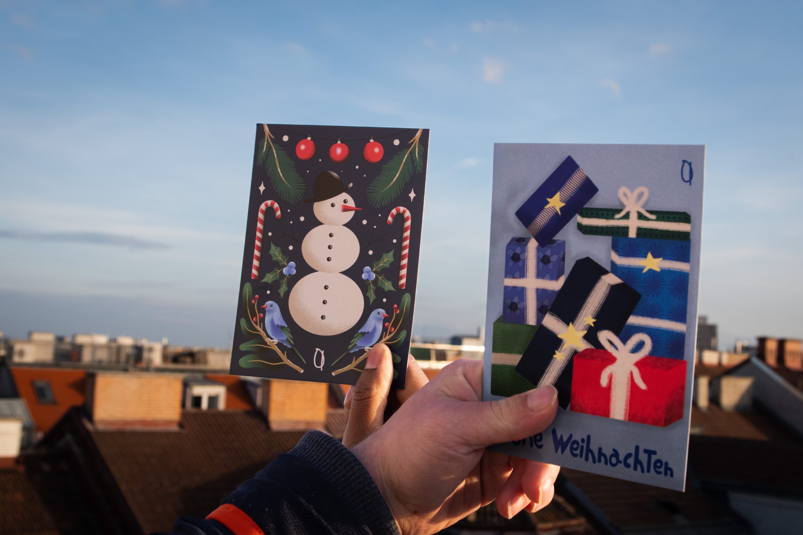 Zwei Postkarten mit weihnachtlichen Designs