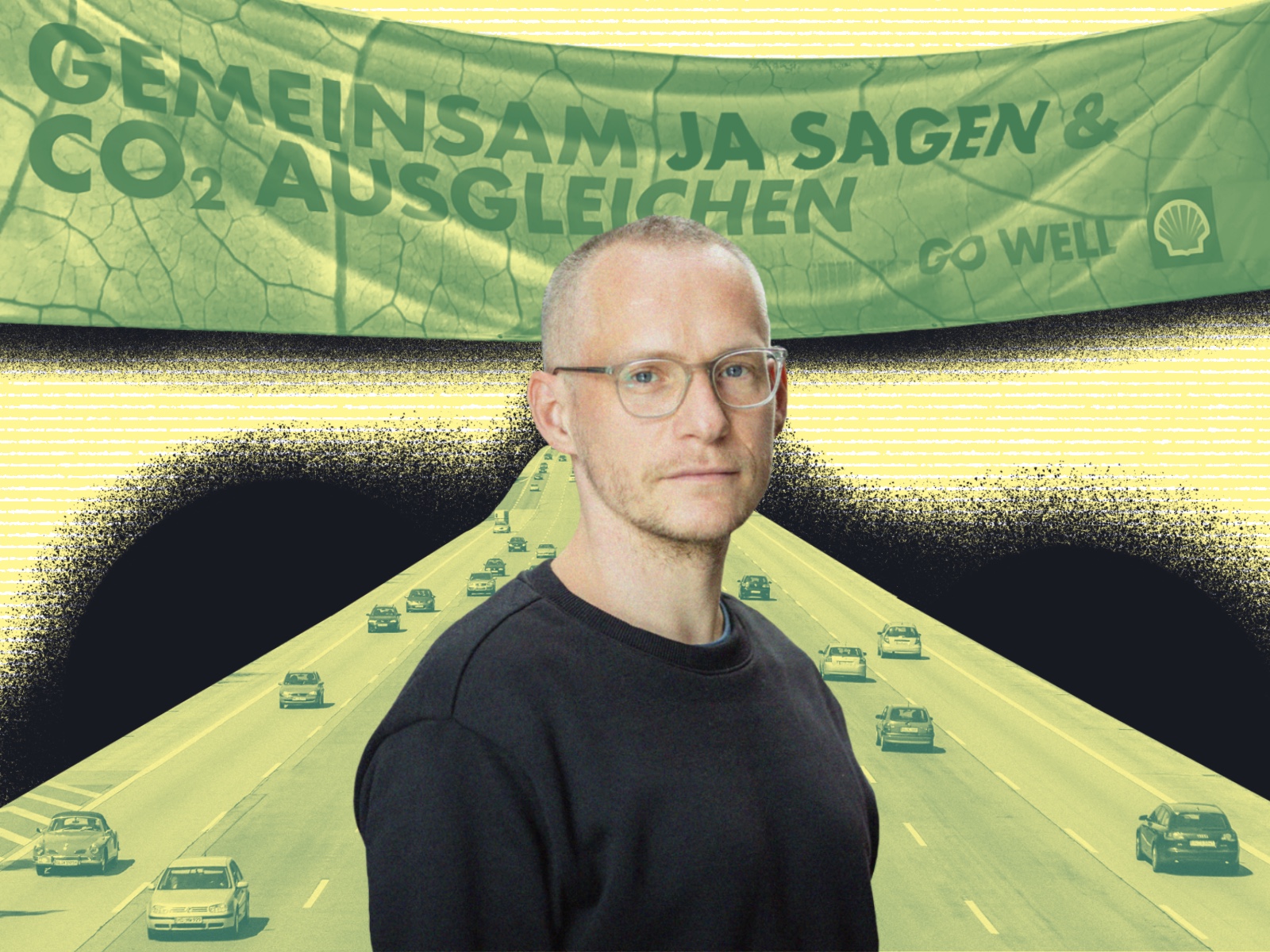 Clemens Kaupa vor dem Werbeschild vo Shell. Hinter ihm eine Autobahn.