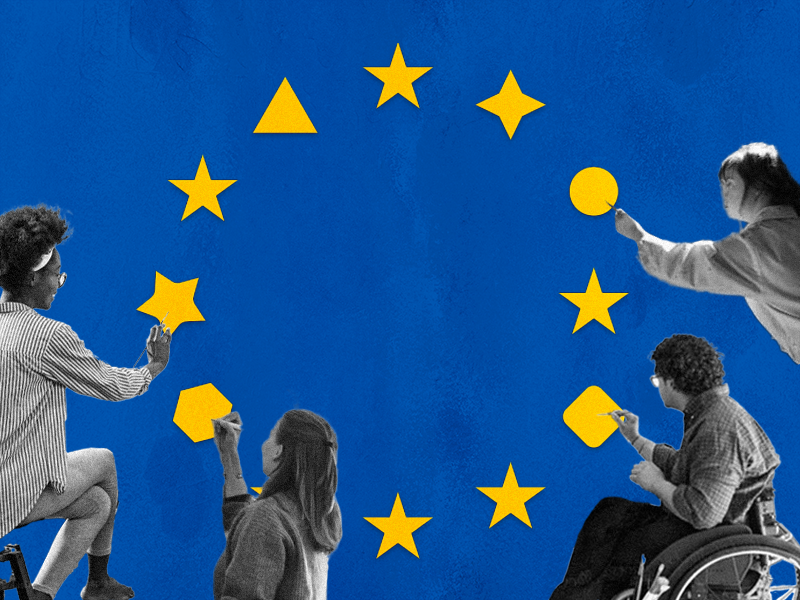 Blauer Hintergrund. Darauf gelbe Symbole, die der EU Flagge ähneln. Vier Personen malen die gelben Symbole auf den blauen Hintergrund