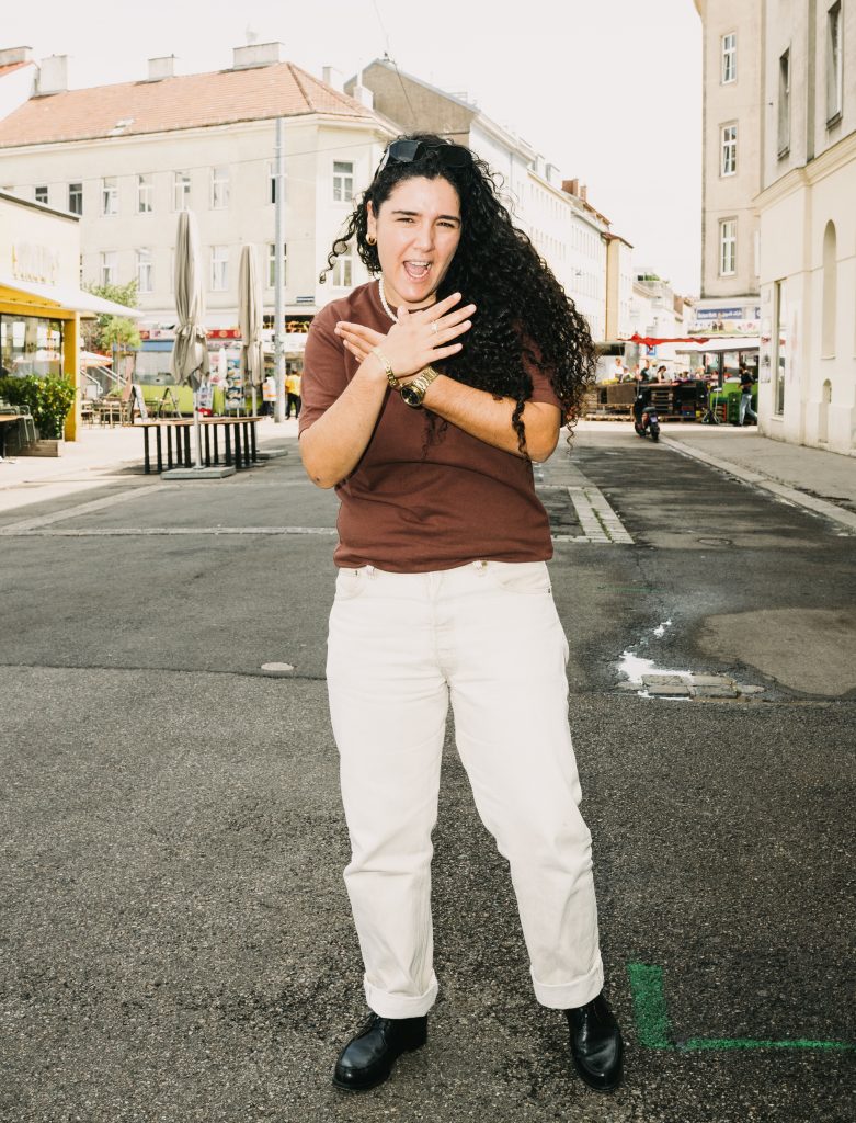 Esra Özmen schaut mit offenen Blick in die Kamera.