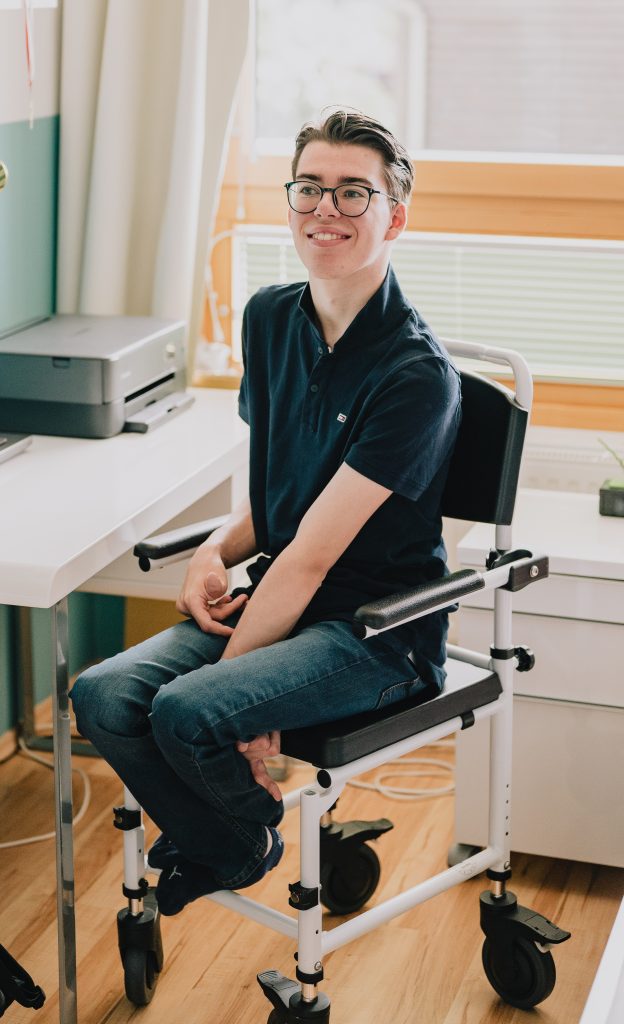 Vincent schaut mit lächelndem Blick nach links. Er trägt eine Brille und braune, kurze Haare.