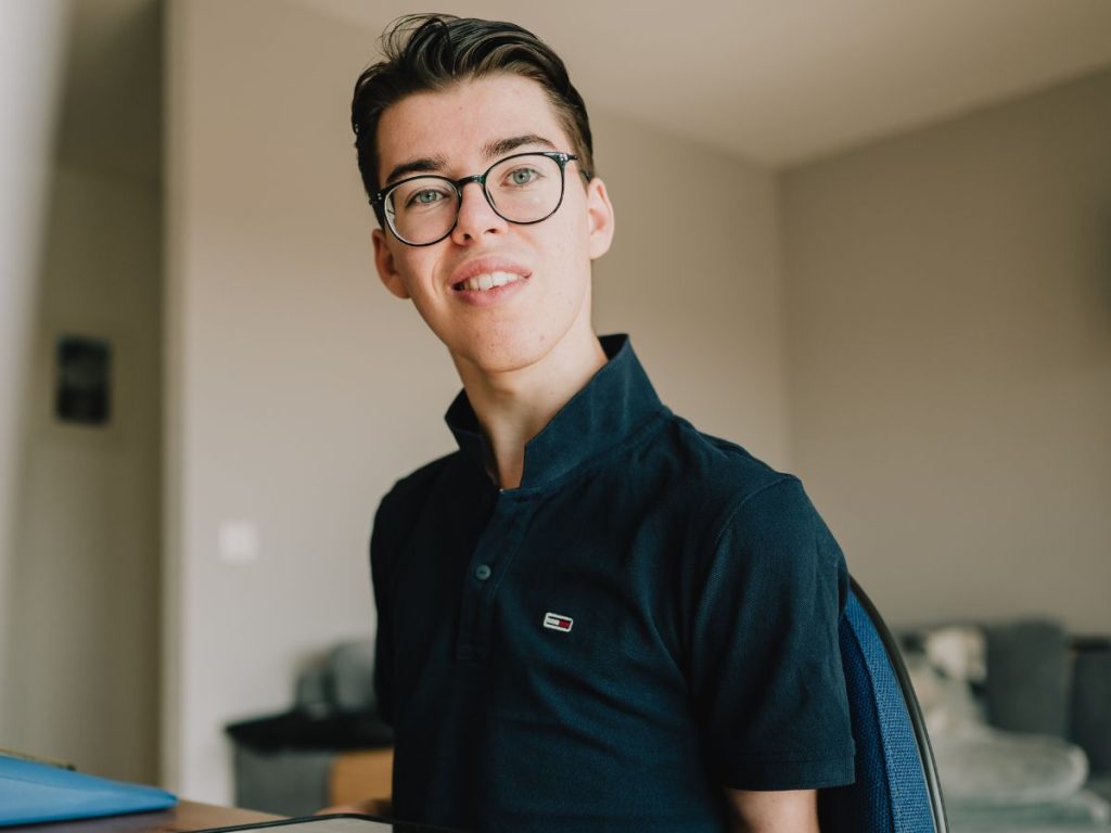 Vincent schaut mit freundlichem Blick in die Kamera. Er trägt eine Brille und hat braune Haare.