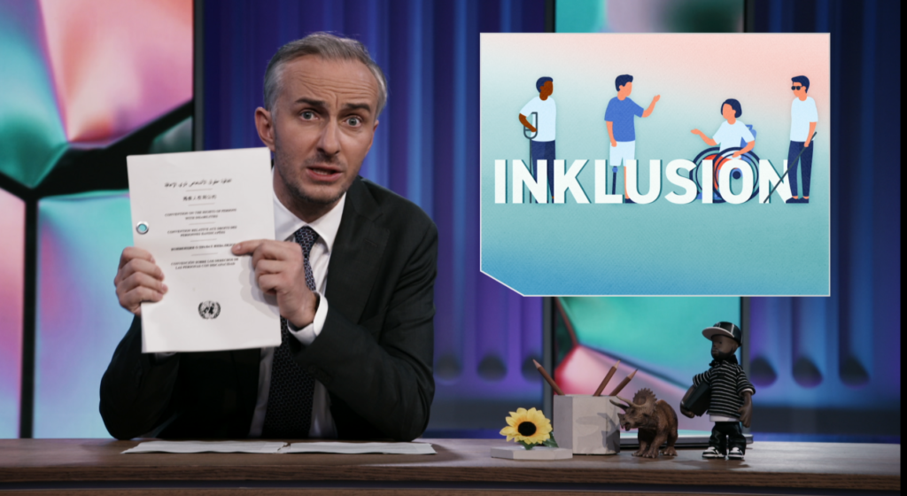 Szene aus der ZDF Magazine Royale Folge. Man sieht Jan Böhmermann und neben ihm steht eine Grafik mit "Inklusion".